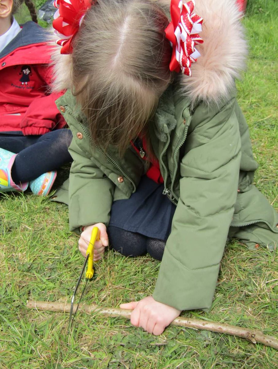 NIForestSchool's tweet image. Great morning at at Holy Cross Girls Primary School yesterday. We looked at #camouflage and played a camouflage #game. Then after break we used #hacksaws and tent pegs to make bubble wands. 
#nifsa #forestschool #learningwithoutwalls #learningoutdoors #tooluse #elder