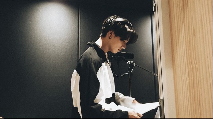 babypurplee_'s tweet photo. tepat hari ini 6 tahun yang lalu jungkook mengumumkan bahwa dia memproduksi lagu pertamanya 'love is not over' saat itu dia masih berumur 17 tahun, wahh sangat luar biasa. thanks for your hard work so far, we're so proud of you💜💜

GOLDEN ARTIST JUNGKOOK 
#6YearsWithProducerJK https://t.co/B333962cSY