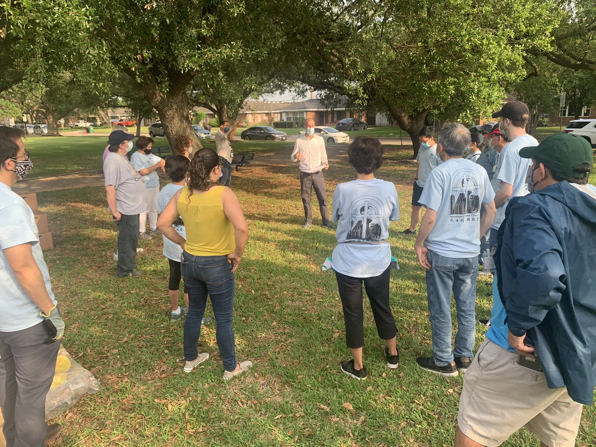 KennBrownMPA's tweet photo. We’re distributing food right now at Shearn Elementary. Spread the word to your families and come out for contactless pickup by 11am. #WeWrap #Westbury/Bellaire @HISD_Wraparound @SouthArea_HISD https://t.co/Ry0FXEWg5c