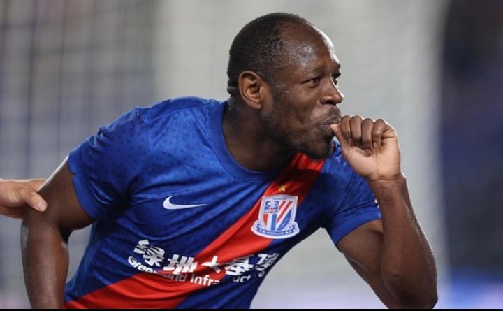 Chine🇨🇳: Titulaire et capitaine du Wuhan FC, Stéphane Mbia avait mis son club sur de bons rails en ouvrant le score dès la 5e minute mais c'était sans compter sur le retour de Shanghai Shenua qui va s'imposer 1-3 grâce notamment au 3e but marqué par Christian Bassogog