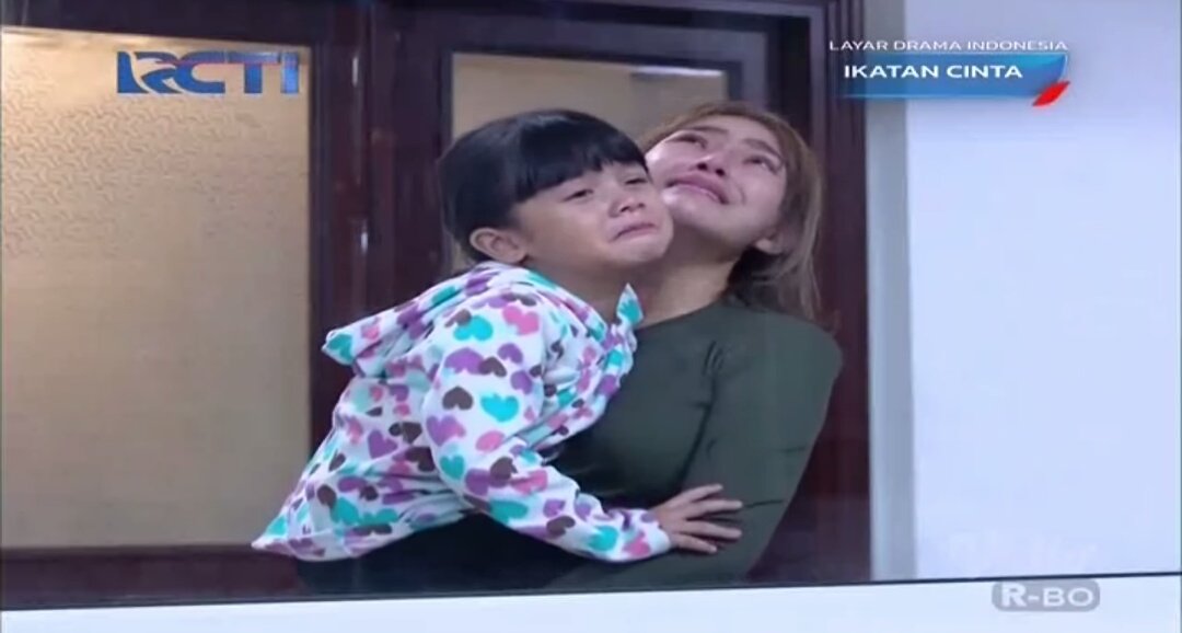 SarahAsSyifa7's tweet photo. "papa"
"Papa hebat ya ma"
"ILOVEYOU PAPA"
"papa pahlawan aku"

Ya Allah deres banget ni airmata liat scene keluarga kecil ini😭💔
#IkatanCintaEp255 https://t.co/o27OyTdK1a