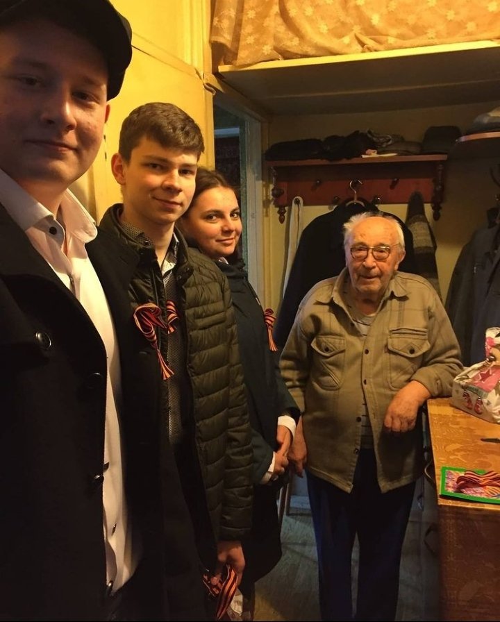 Сегодня учащиеся 11а класса поздравляли ветеранов Великой Отечественной Войны с наступающим Днём Победы!