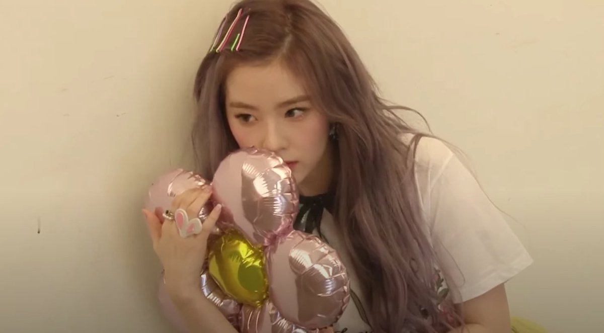 picsofirene's tweet photo. russian roulette era irene will forever be iconic https://t.co/XTfc5qJSap