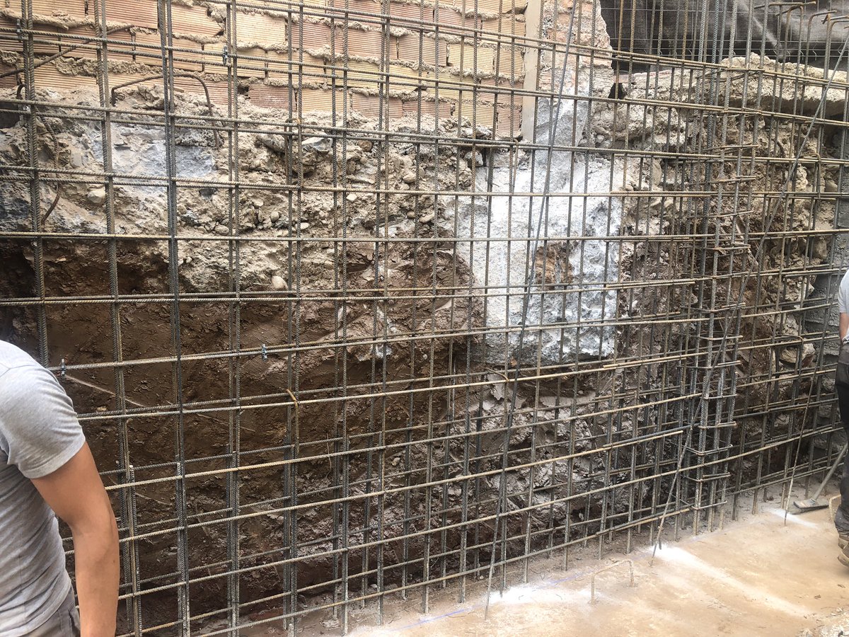 gitecom's tweet image. Hoy hormigonamos muro en medianería a una cara, enlazando los recientemente ejecutados de fachada y patio. 
Empezamos a preparar el paralelo opuesto en medianera sur. Aquí nos encontramos una vivienda con 60 años y con una cimentación antigua, he diseñado un zuncho para contenc.