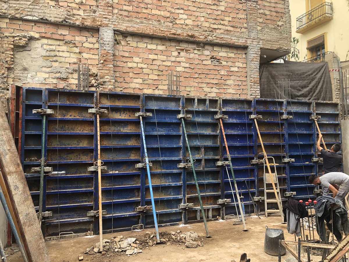 gitecom's tweet image. Hoy hormigonamos muro en medianería a una cara, enlazando los recientemente ejecutados de fachada y patio. 
Empezamos a preparar el paralelo opuesto en medianera sur. Aquí nos encontramos una vivienda con 60 años y con una cimentación antigua, he diseñado un zuncho para contenc.