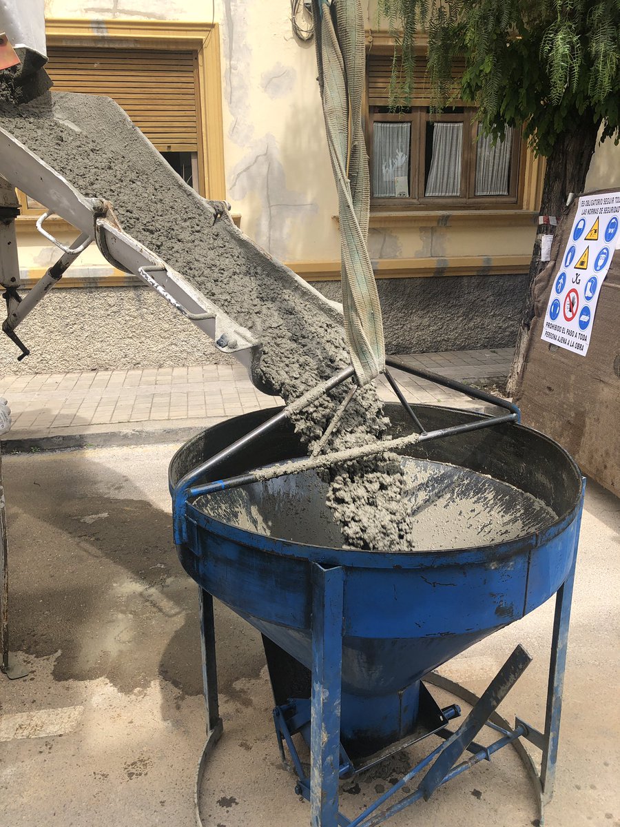 gitecom's tweet image. Hoy hormigonamos muro en medianería a una cara, enlazando los recientemente ejecutados de fachada y patio. 
Empezamos a preparar el paralelo opuesto en medianera sur. Aquí nos encontramos una vivienda con 60 años y con una cimentación antigua, he diseñado un zuncho para contenc.