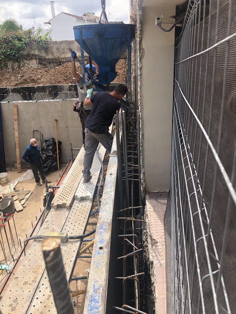 gitecom's tweet image. Hoy hormigonamos muro en medianería a una cara, enlazando los recientemente ejecutados de fachada y patio. 
Empezamos a preparar el paralelo opuesto en medianera sur. Aquí nos encontramos una vivienda con 60 años y con una cimentación antigua, he diseñado un zuncho para contenc.