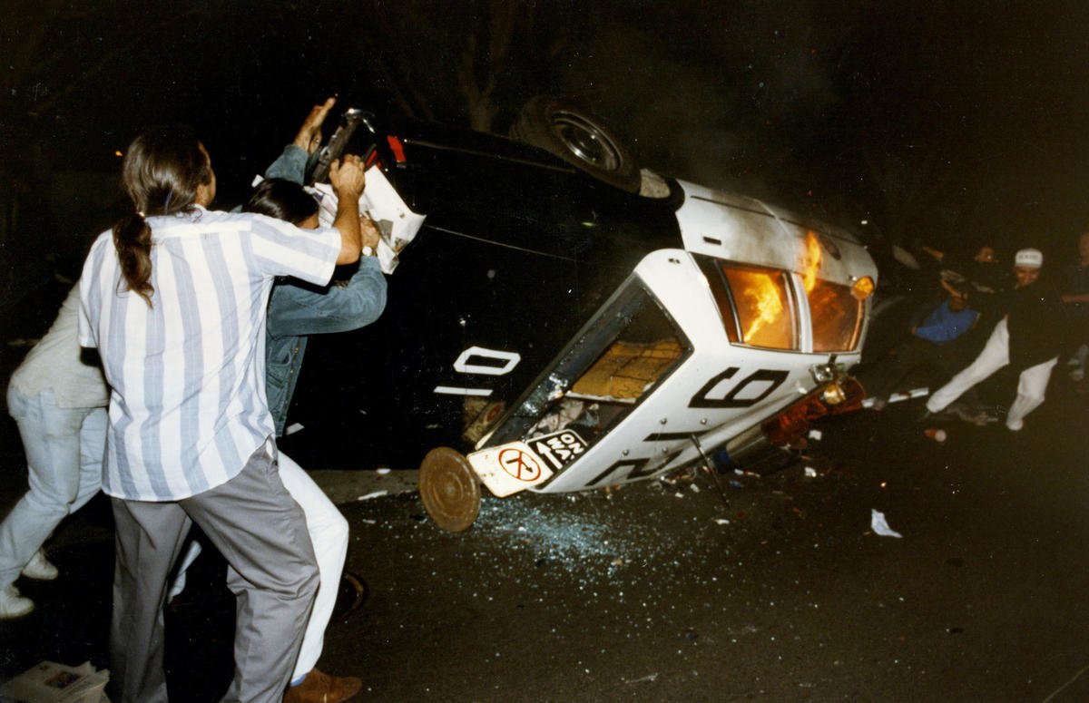 On April 29, 1992, after seven days of deliberation, a jury acquitted 4 LAPD officers of excessive force charges in their beating of Rodney King. Immediately after, thousands of people took to the streets, rioting and looting in revenge, for six days, across dozens of cities. 1/2