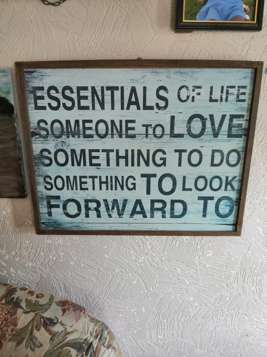 GillyCuppa84's tweet photo. Yesterday got this canvas from are local charity shop absalutly love it percs me up looking at it #posative https://t.co/WNdQXE5LM5