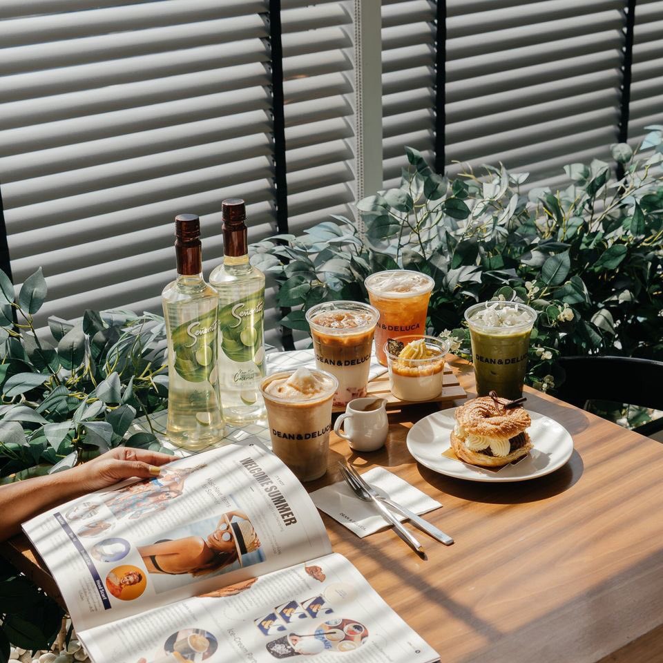 CafeStoryTH's tweet photo. #รีวิว DEAN & DELUCA 🌴#คลองเตย
ร้อนๆแบบนี้ มาทานของหวานดับร้อนกับ 6 เมนูเพิ่มความสดชื่น ที่ทางร้านได้เลือกใช้ไซรัปกลิ่นมะพร้าวน้ำหอมจากไซรัปสุดพรีเมี่ยมอย่าง Senorita ทำให้ทุกเมนูมีความหวานละมุนกำลังดี หอมกลิ่นมะพร้าวน้ำหอม
#Senorita
#Makepassionpossible
#PremiumSyrup https://t.co/wBTht6t7RC