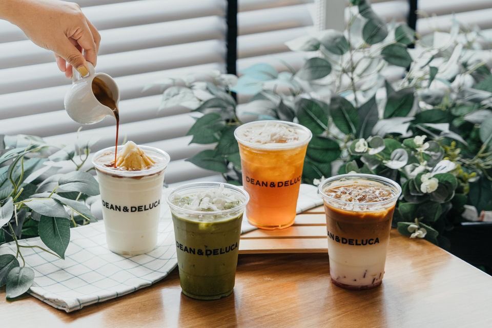 CafeStoryTH's tweet photo. #รีวิว DEAN & DELUCA 🌴#คลองเตย
ร้อนๆแบบนี้ มาทานของหวานดับร้อนกับ 6 เมนูเพิ่มความสดชื่น ที่ทางร้านได้เลือกใช้ไซรัปกลิ่นมะพร้าวน้ำหอมจากไซรัปสุดพรีเมี่ยมอย่าง Senorita ทำให้ทุกเมนูมีความหวานละมุนกำลังดี หอมกลิ่นมะพร้าวน้ำหอม
#Senorita
#Makepassionpossible
#PremiumSyrup https://t.co/wBTht6t7RC