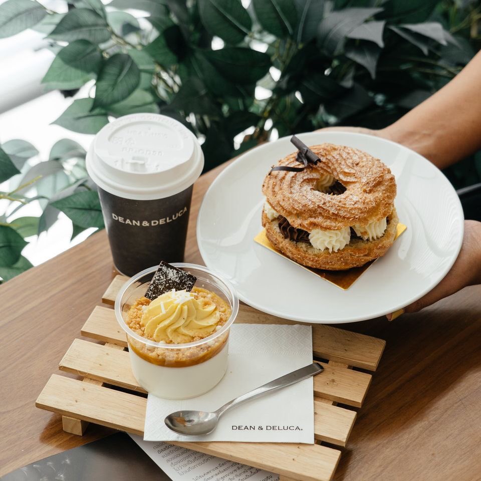 CafeStoryTH's tweet photo. #รีวิว DEAN & DELUCA 🌴#คลองเตย
ร้อนๆแบบนี้ มาทานของหวานดับร้อนกับ 6 เมนูเพิ่มความสดชื่น ที่ทางร้านได้เลือกใช้ไซรัปกลิ่นมะพร้าวน้ำหอมจากไซรัปสุดพรีเมี่ยมอย่าง Senorita ทำให้ทุกเมนูมีความหวานละมุนกำลังดี หอมกลิ่นมะพร้าวน้ำหอม
#Senorita
#Makepassionpossible
#PremiumSyrup https://t.co/wBTht6t7RC