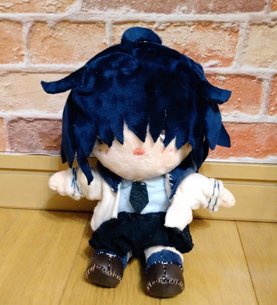maronirobot's tweet photo. 自作の初期服ぬいぐるみうちゃんが完成したぞ！！今回はかなり綺麗に首が座ってくれた(当社比)のでハッピー☺️
見本兼サイズ比較にニコるんを呼んできました　見ての通りひとふたまわりくらい大きい https://t.co/cO2kPC1nyS