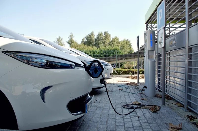 🔌 Bonne nouvelle pour la #recharge sur autoroutes et voies rapides : les stations d’une puissance inférieure ou égale à 5 000 kVA peuvent bénéficier du taux de prise en charge à 75 % par le #TURPE ! Auparavant, la limite était fixée à 1 000 kVA.  👉 bit.ly/2PxWzEy