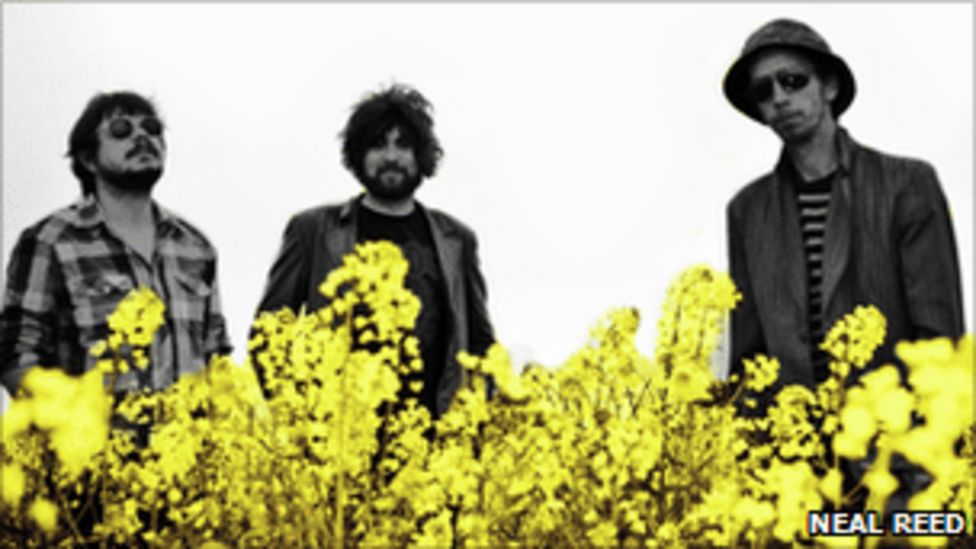 Can't find any pics of Supergrass standing about in oilseed rape, but at least bassist Mick Quinn had the decency too correct this oversight with his next outfit, the DB Band. (thanks  @TrishJweb)