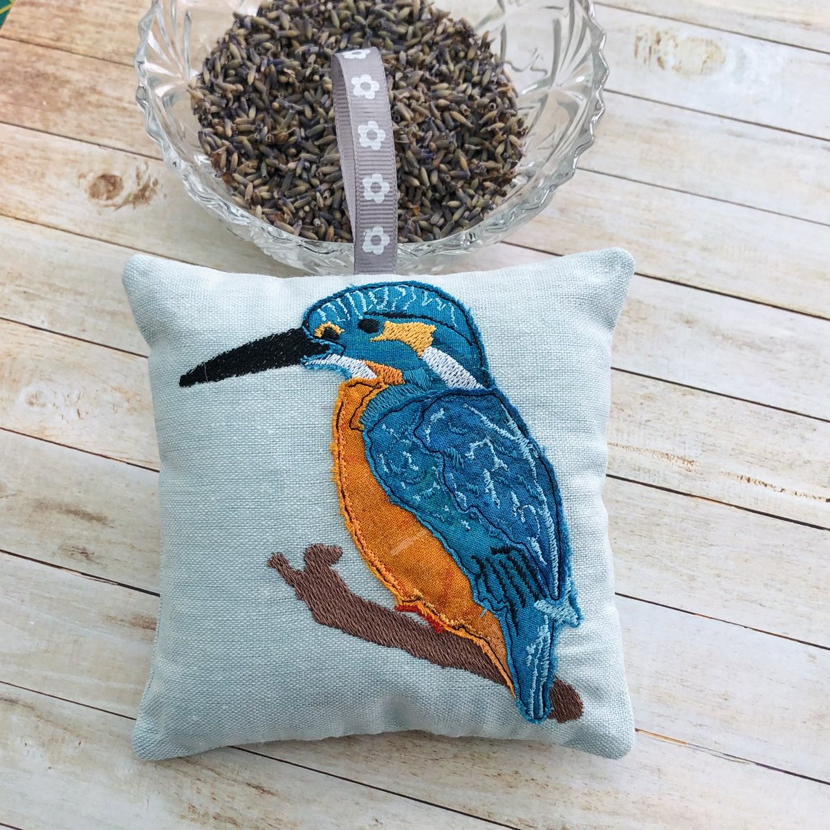 Appliqued Kingfisher Linen Lavender Bag Can be Personalised thebritishcrafthouse.co.uk/product/appliq…  @cariadinstitch1  #tbch #newontbch #inbizhour #WomeninBizHour #giftsforher #giftideas #lavenderbags