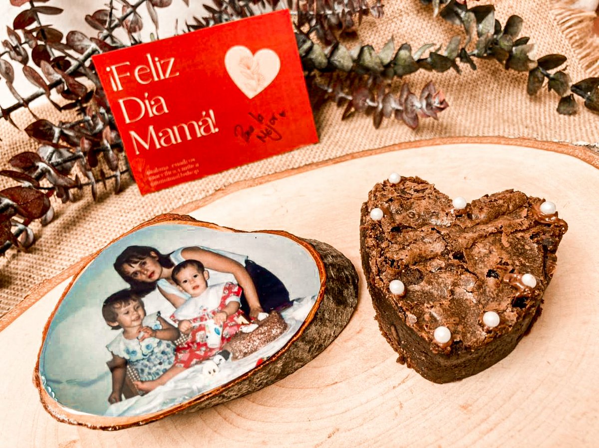 bgacompralocal's tweet photo. Si aún están en búsqueda de un regalo especial para mamá, les presentamos esta cajita preciosa 🌟💛

-Imán con fotografía
-el mejor brownie de Bucaramanga
-tarjeta y cajita 
-mucho amorrrr por solo 25.000
les dejamos el whatsapp para más información https://t.co/oJBMzDKGXW https://t.co/iiCXPmSBCE