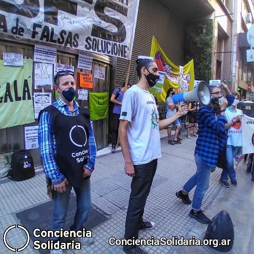 ConSol_ONG's tweet photo. #AndalgaláResiste

#ConcienciaSolidaria ONG en colaboración con #CBFS participó de la manifestación frente al #MinisteriodeAmbiente, #CABA, para exigir el desprocesamiento de los compañeros/as y que bajen las máquinas del cerro.

https://t.co/Fk0P3qmuux https://t.co/WUd8yF7qfg