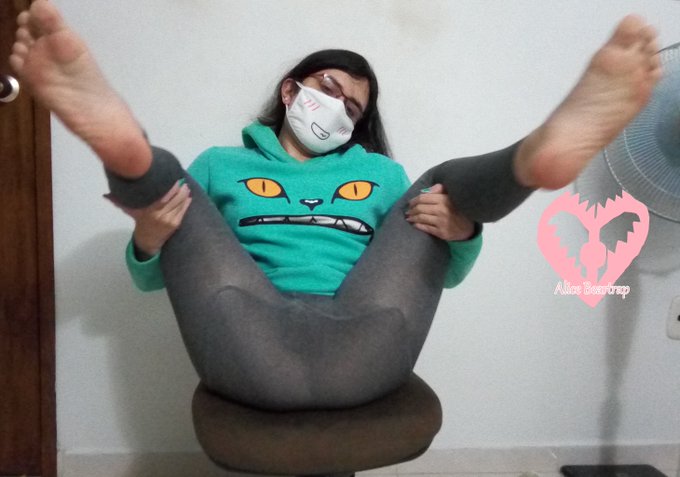 you can suck on both of my feet if you want ;3 #feet #foot #fembois #Femboy #Leggings #ass https://t
