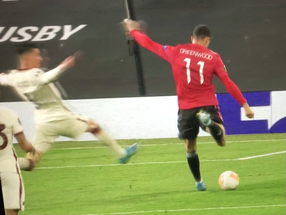 ZZiliani's tweet image. Ora va bene tutto ma non è che sia obbligatorio andare a #Manchester e  prenderne sempre 6 o 7. Che ne so, 3 almeno una volta volta potrebbero bastare.
#ManchesterUnitedRoma 6-2