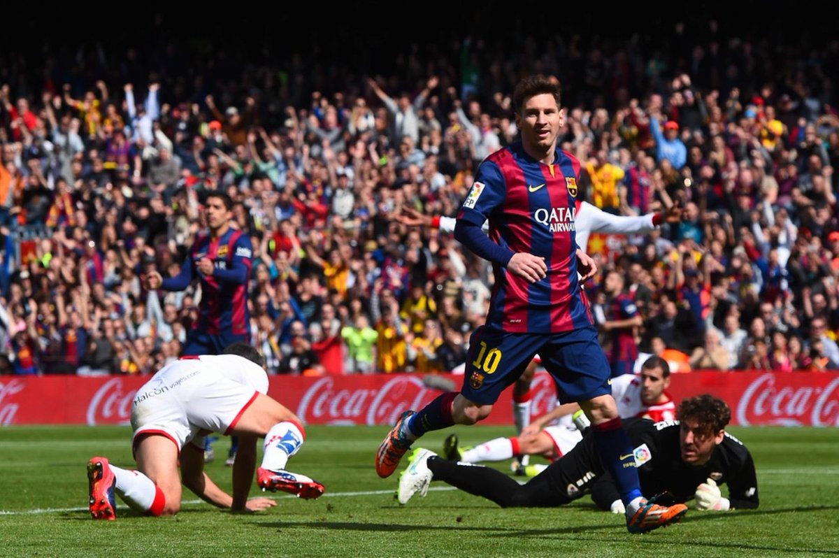 Le Barça a donc l’occasion de reprendre la tête du championnat et le fait sans prendre de pincette en écrasant le Rayo Vallecano 6-1 en plein début d’aprem (le match était à midi ça m’avait perturbé à l’époque)