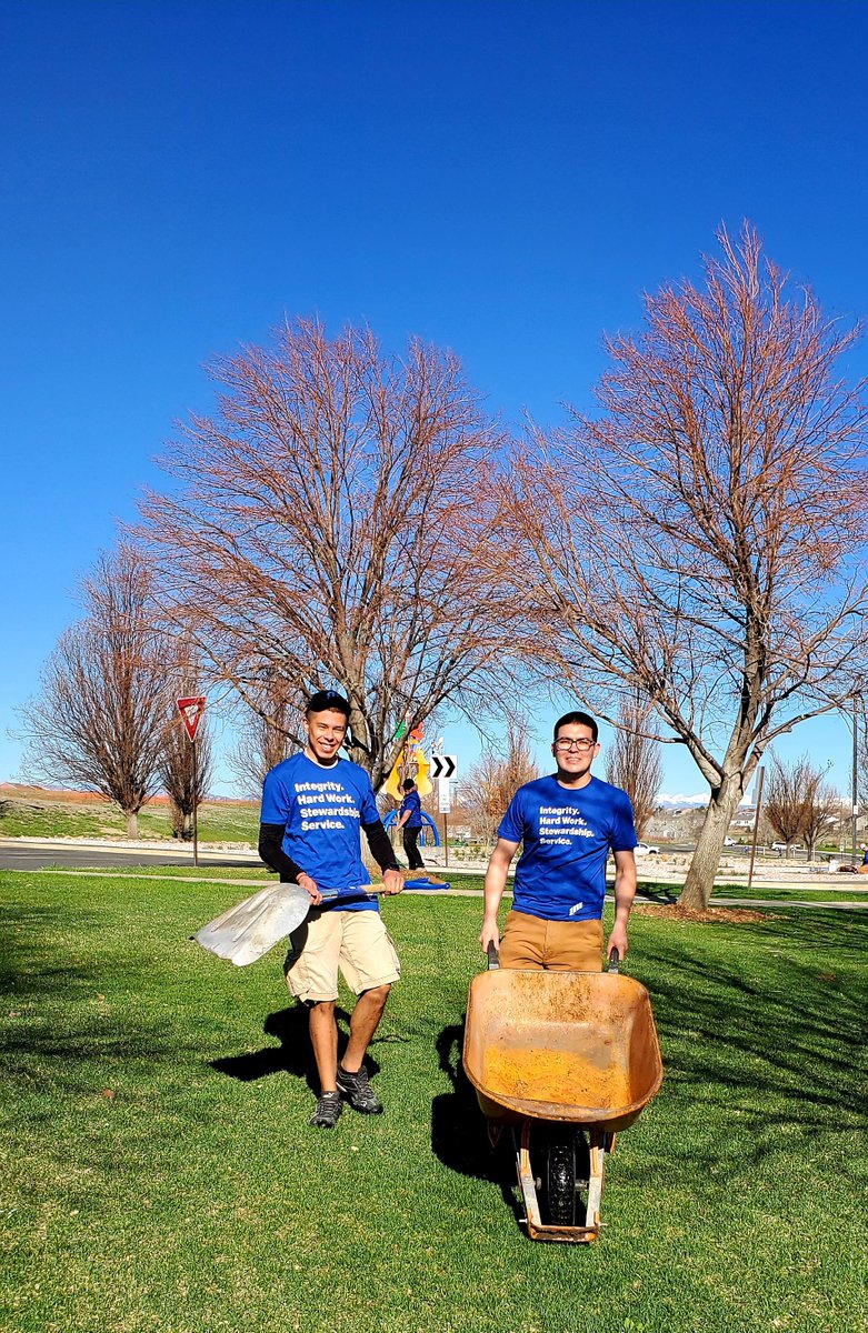 LhmDenverJeep's tweet photo. Each year, we honor the birthday of Larry H. Miller by devoting a day to serving our communities. This year, we volunteered at the Margaret W. Carpenter Park and Open Space.
#LHMValues | #LHMWeekOfService | #DrivenByYou https://t.co/LxdtSgBKtI