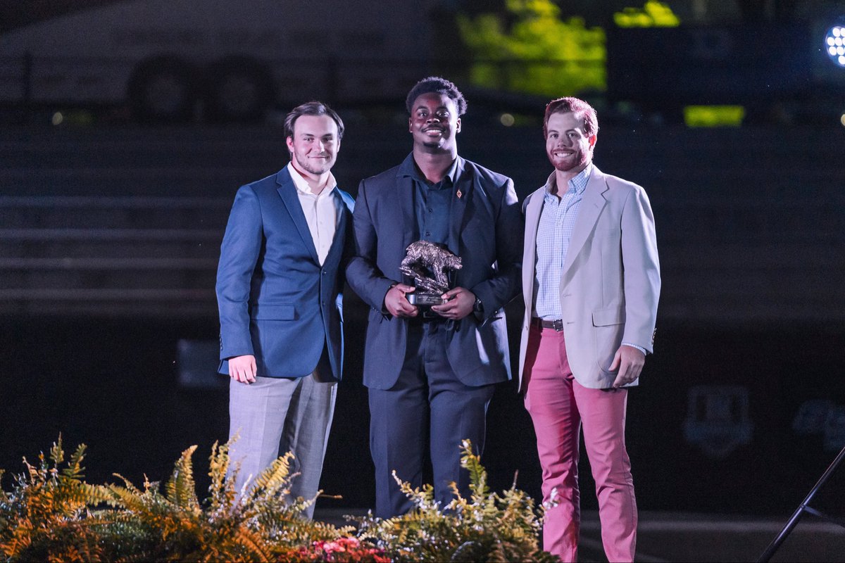 lr_saac's tweet photo. The Lead the Charge Award was presented to football! #ThreeDs https://t.co/a1De9H3HXf