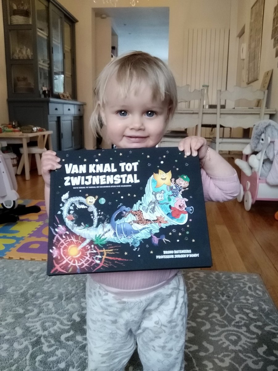 Er is al iemand fan: Van knal tot zwijnenstal! Misschien nog wat te jong voor de inhoud, maar de prenten van Jorgen D'Hondt kunnen haar alvast mateloos boeien! 🤩 <a href="/KSterrenstof/">Kristof Sterrenstof</a> #vanknaltot