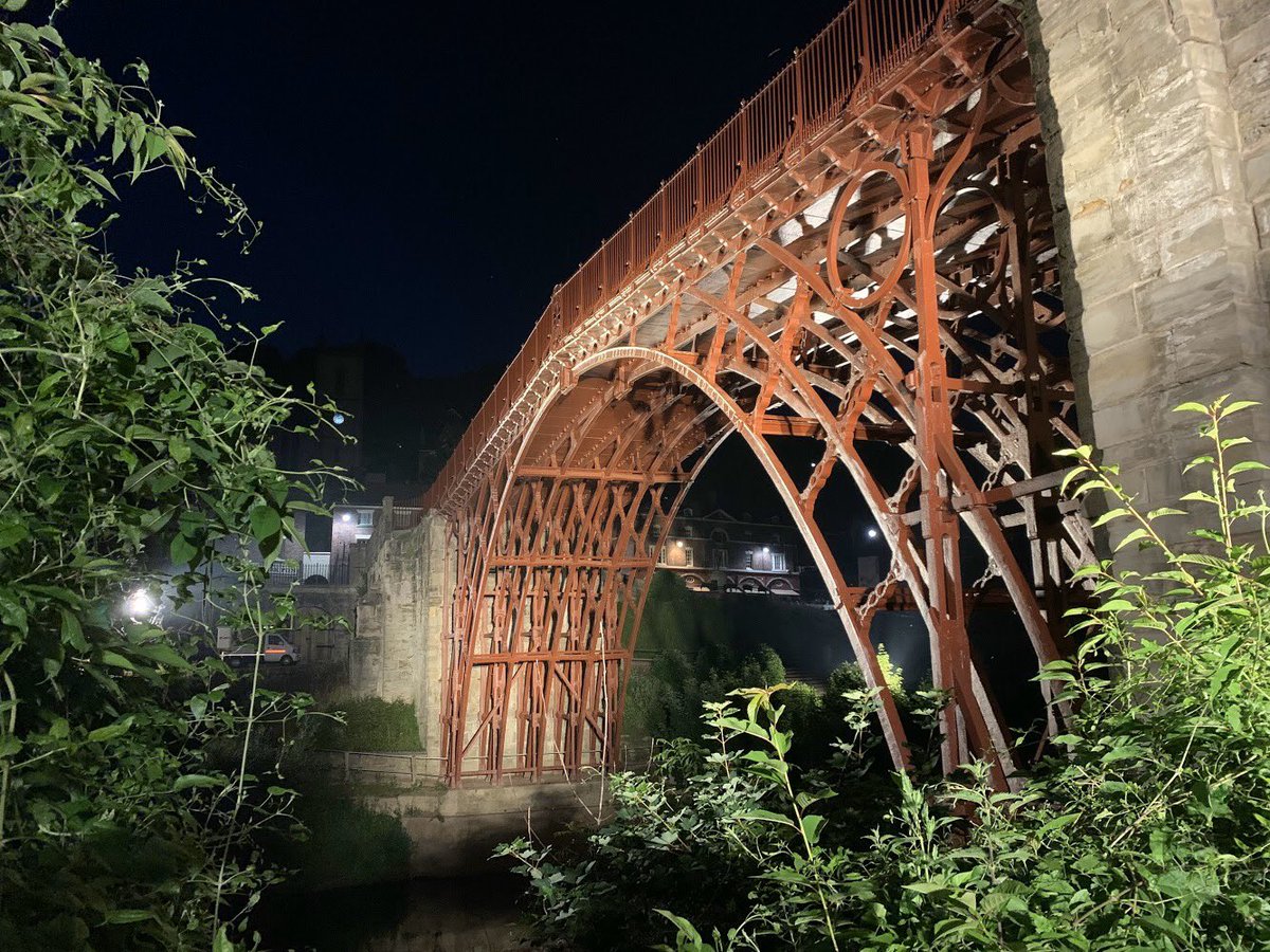 Winner of STRUCTURES: Low Budget category is Iron Bridge by LPA Lighting!

#lightingawards #darcnight #lighting #architecturallighting #decorativelighting #2020winners #darcawards