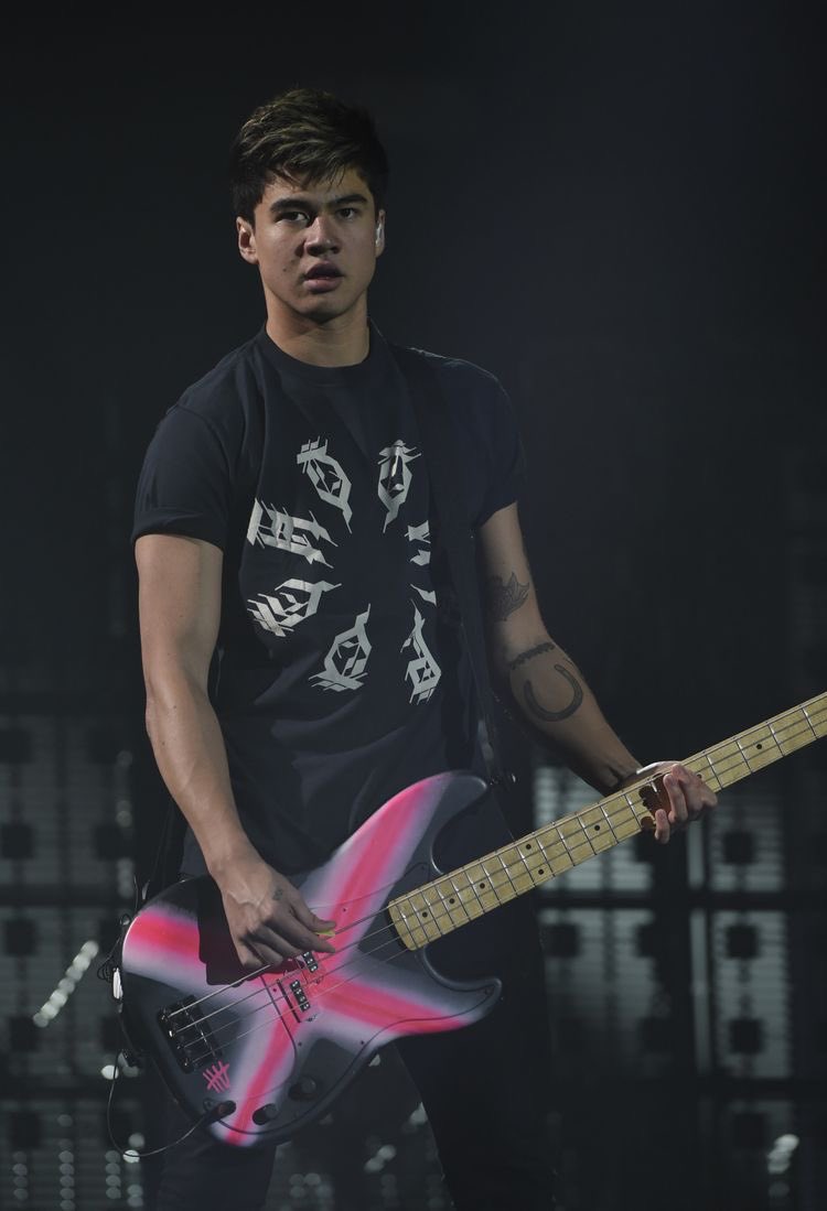 calum hood and his pink x bass - a thread cause i miss her !!