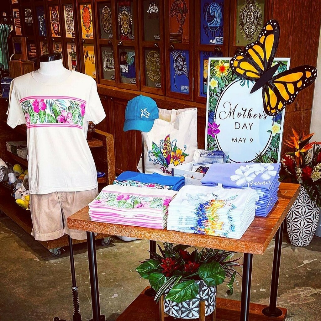 kailuatownhi's tweet photo. So beautiful and pretty that’s why! #Repost @crazyshirtskailua: Reminder: “Mom loves our #scoops” especially in our #original colors and  #floral prints🌺🌸🌼 #coconut #reefblue #lavender #mothersday #may9 Just saying... 😉 https://t.co/Ng2ug8CtUF https://t.co/cKG74xzskm