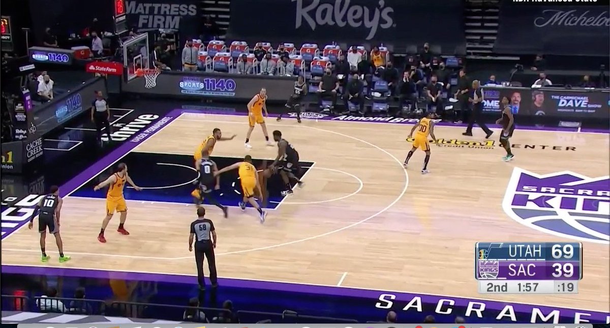 2/This frame tells the story of why this matters. The *instant* the pass is out, Gobert's attention is back on Metu. Ball hasn't even gotten to him yet and Gobert is fully back in front. But more importantly, look at where the other 3 defenders are. At home. Not needing to help.