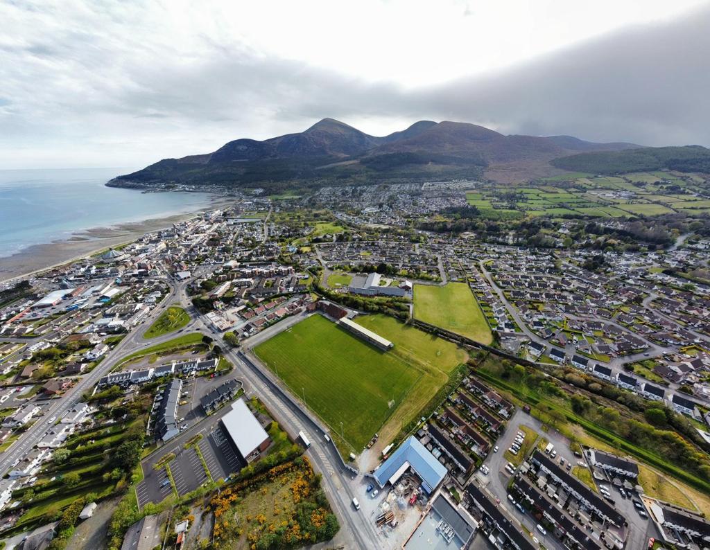 😎 Wow 🤩
 
Must say Bryansford Hq aka St Patricks Park and the town of Newcastle looking mighty well.

📸 Credit to Tiarnach Magee

🗺 Lets get it shared across the world
#uptheford 💚 💛 💚 

#home #mournes #mournesmountains
#mountains #ireland #codown #newcastle #gaa #drones