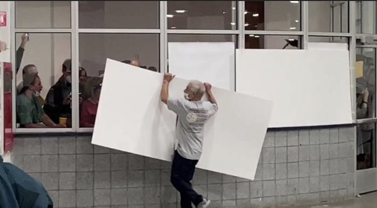 Abeaches1's tweet photo. Can you spot the difference? Clue for those that are a little slow: One is transparent and one is not! https://t.co/GAW7YlAQTQ