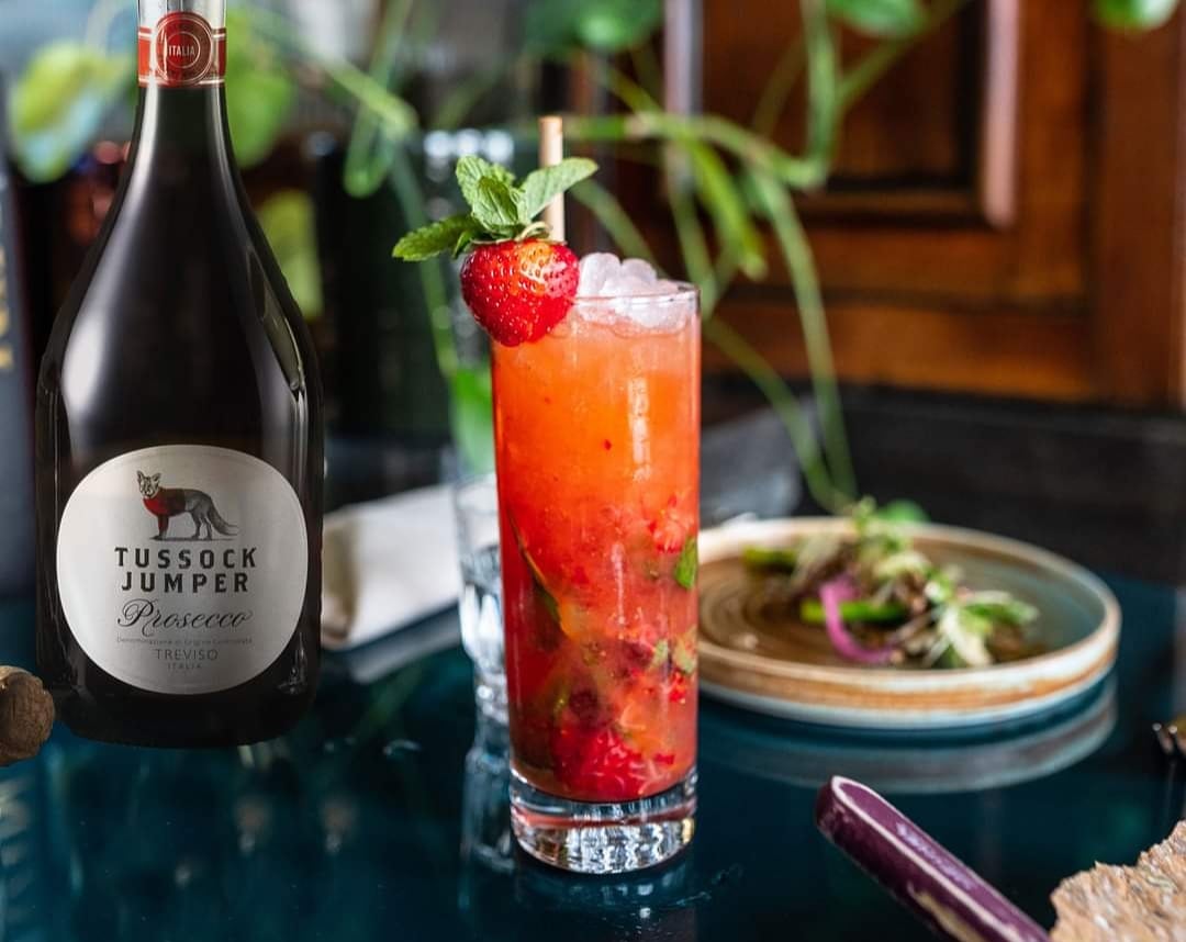 Get your hats and cocktails ready friends, it is Kentucky Derby Weekend!

Ａｈｅａｄ Ｂｙ ａ Ｎｏｓｅ 

Combine bourbon, Lillet Rose, and strawberry syrup in a glass. Add the ice, and stir. Top with Prosecco and soda; garnish.

#KentuckyDerby
#derbyweek