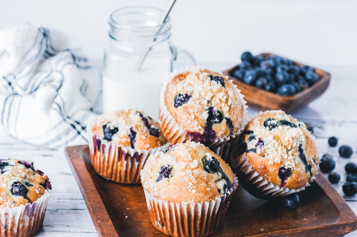 pennywisemama's tweet photo. These are the best jumbo lemon blueberry muffins! Soft and moist with a zesty lemon crumble topping, they are delicious and full of flavor. Get the recipe + see how to save on groceries with @IbottaApp: https://t.co/exnHBnwc25 #IbottaPartner #ad https://t.co/MTZekLDWER