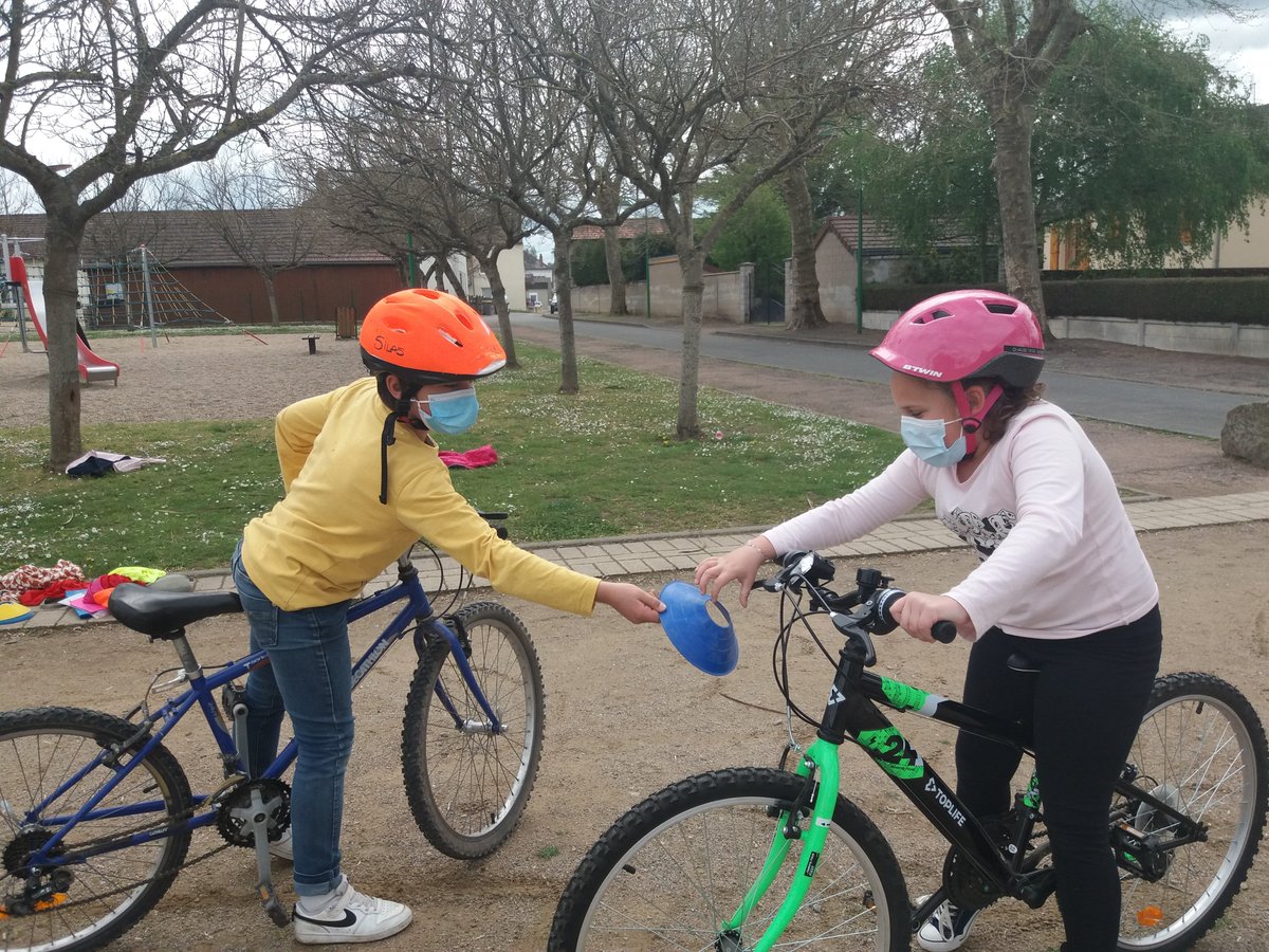BernonMme's tweet photo. 1ere séance : apprentissage du #SavoirRouler pour préparer le #campolympiqueUsep et la sortie #Usep du 5 mai.
4 ateliers tirés de l excellent document de @MickaelBellec "la bicyclette à l ecole". Merci😍 on a adoré!
Un grand merci aussi aux Etaps et à la municipalité.
@03Usep https://t.co/p5tqMLPZCO