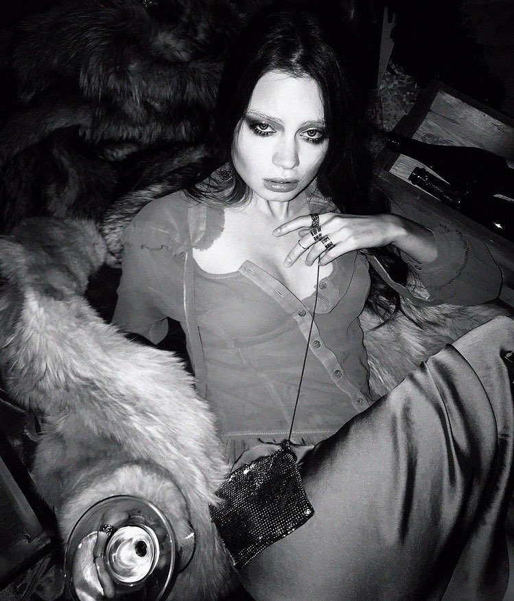 lyssamroe's tweet photo. 🍸| 𝑌𝑜𝑢 𝑎 𝑏𝑎𝑑 𝑔𝑖𝑟𝑙 𝑎𝑛𝑑 𝑦𝑜𝑢𝑟 𝑓𝑟𝑖𝑒𝑛𝑑𝑠 𝑏𝑎𝑑 𝑡𝑜𝑜. 

“A família Monroe chegou com tudo e chegou para avisar que o show vai começar! Então pega a sua roupa de festa e se joga com a gente nesse baile tão envolvente!”

#MonroeDay
#QuintaDeFesta https://t.co/4UZdwWZixL