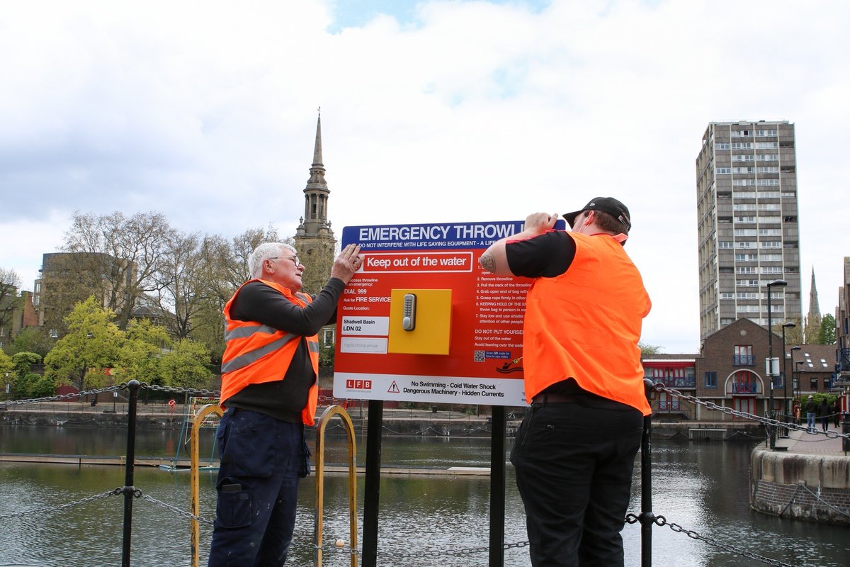 Emergency Throwline sign being installed at Shadwell Basin.