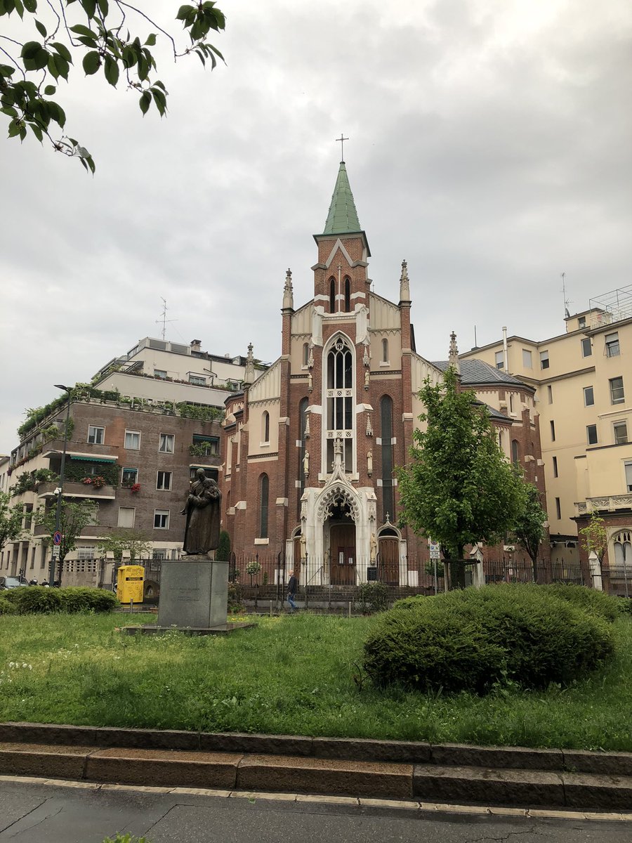 Randomly walking in #Milan throws beautiful #architecture marvels 😻🥳