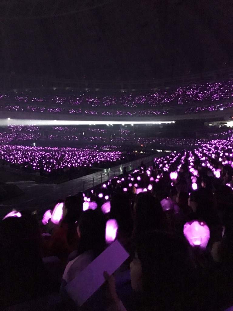 light projects. when your fans upgrade the concert experience. LP soldiers coordinated mobile phone screens in different colors and BTS army color-coordinated their light sticks (this was back when they only came with white lighting) creating the very first “purple ocean”