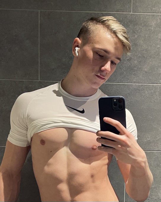 2 pic. Do you guys approve my new haircut/color? I do love it? https://t.co/pqkCBUmAmJ