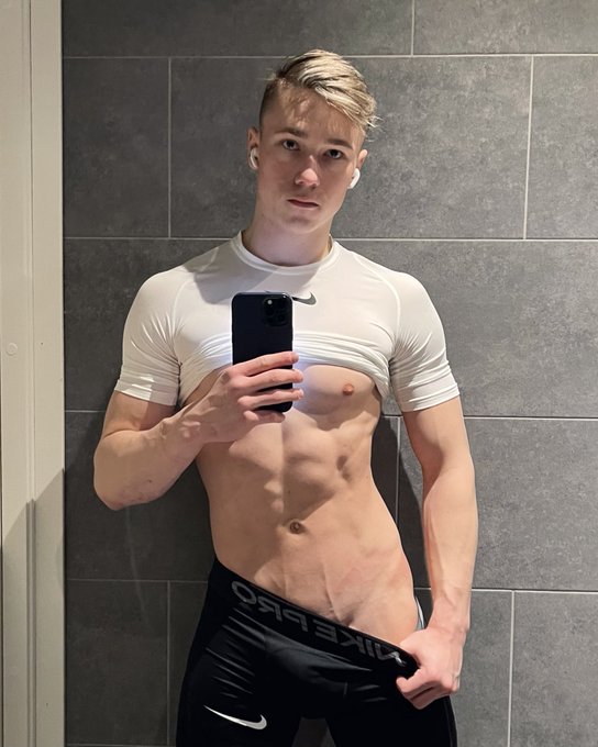 3 pic. Do you guys approve my new haircut/color? I do love it? https://t.co/pqkCBUmAmJ