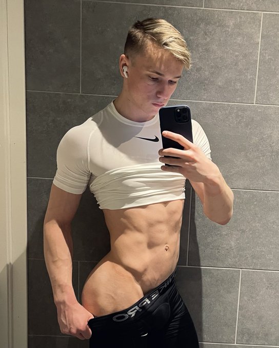 1 pic. Do you guys approve my new haircut/color? I do love it? https://t.co/pqkCBUmAmJ