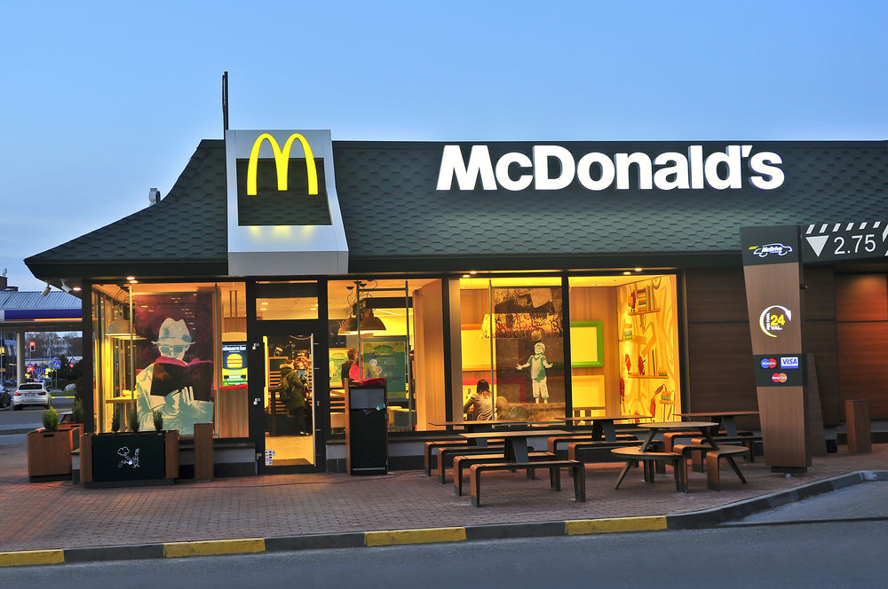 AliothClub's tweet photo. When America comes out of a pandemic, it goes to McDonald's

https://t.co/6ONRPFSJnF https://t.co/G1X3xHHrpL