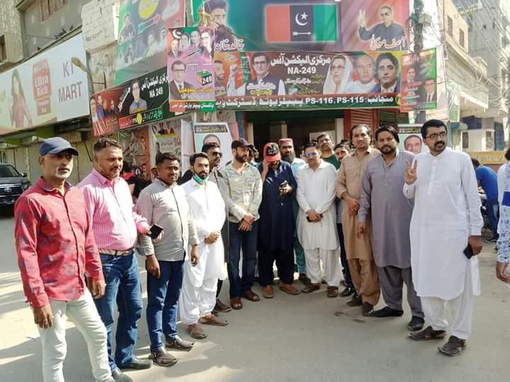 TariqHu08489103's tweet photo. *ضمنی الیکشن حلقہ انتخاب این اے 249 بلدیہ کراچی*۔
*سابق ایم پی اے کراچی ڈویژن نائب صدر     @AmanMasoodKhan اور رہنما  @AnwarZa47098086  نے ٹیم ورکروں کے ہمراہ PPP کے مرکزی الیکشن آفس اور حلقہ انتخاب کے دیگر پولنگ اسٹیشن، کیمپ کا دورہ کیا*
#GABhutto #GAAwam #GAPPP
@MediaCellPPP https://t.co/gFDu5zXeFP