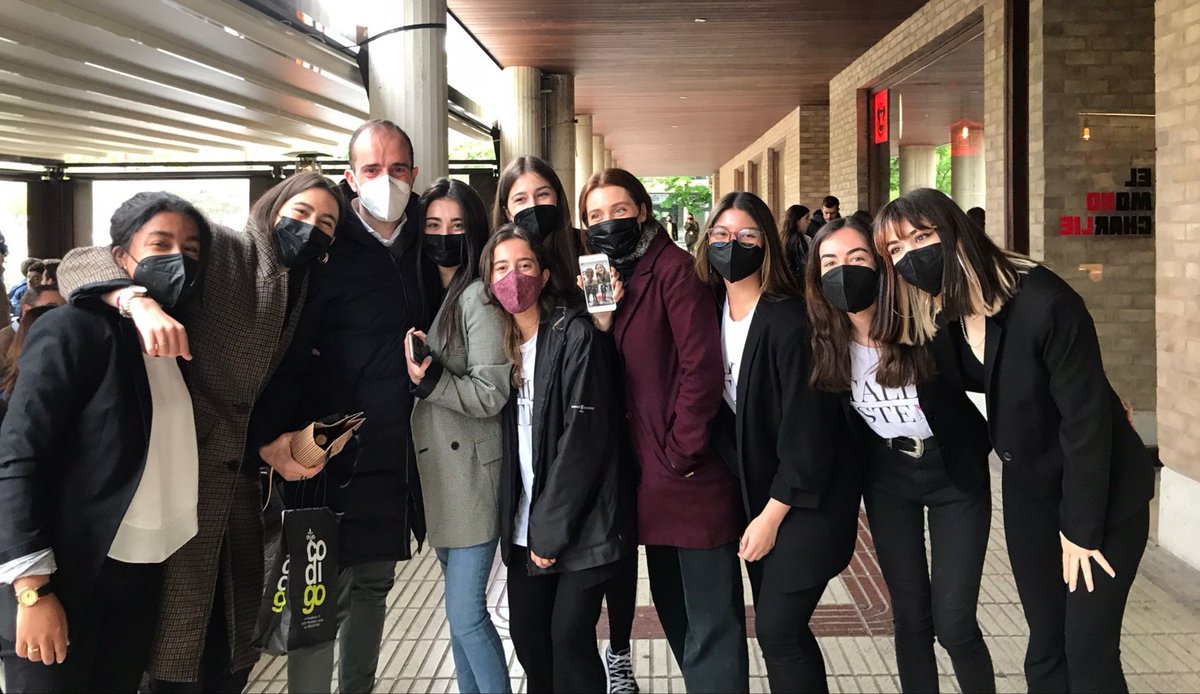 gorkamorenoarra's tweet photo. Las LETRAS de @TallaSTEM. Hubo una época en que soñaba con grandes historias y exclusivas. Pero gracias a personas como ellas, he descubierto que no existe nada más enriquecedor que compartir ilusiones y metas con quienes se asoman al mundo. @fcomunav #TFG https://t.co/5iomHfeoO4