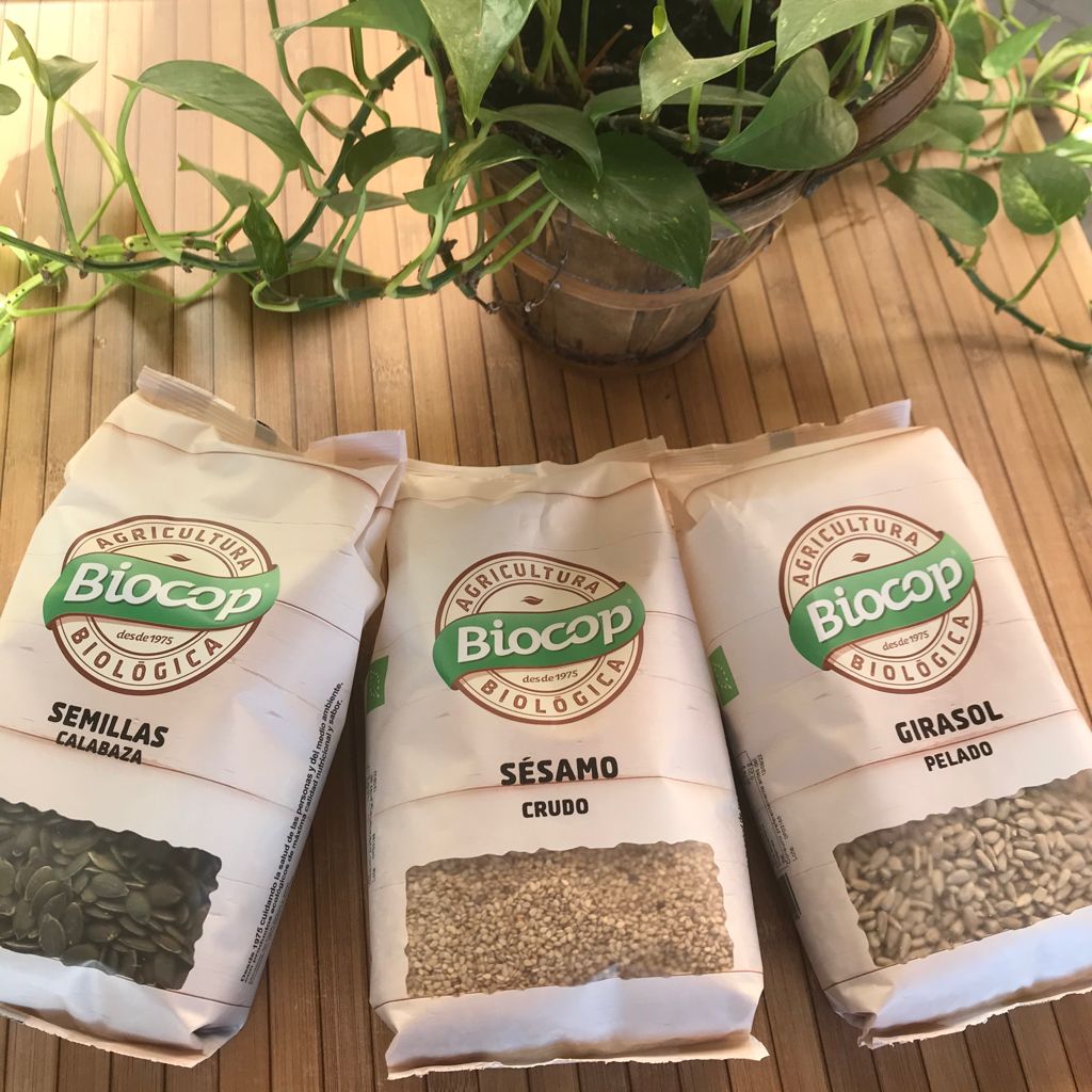 Las semillas se han ganado un lugar de importante en las recomendaciones para llevar una dieta saludable. En Ecocentro encontrarás variedades de semillas de cultivo biológico de nuestros amigos @biocop_
También podéis conseguirlas en nuestra tienda online
tienda.ecocentro.es