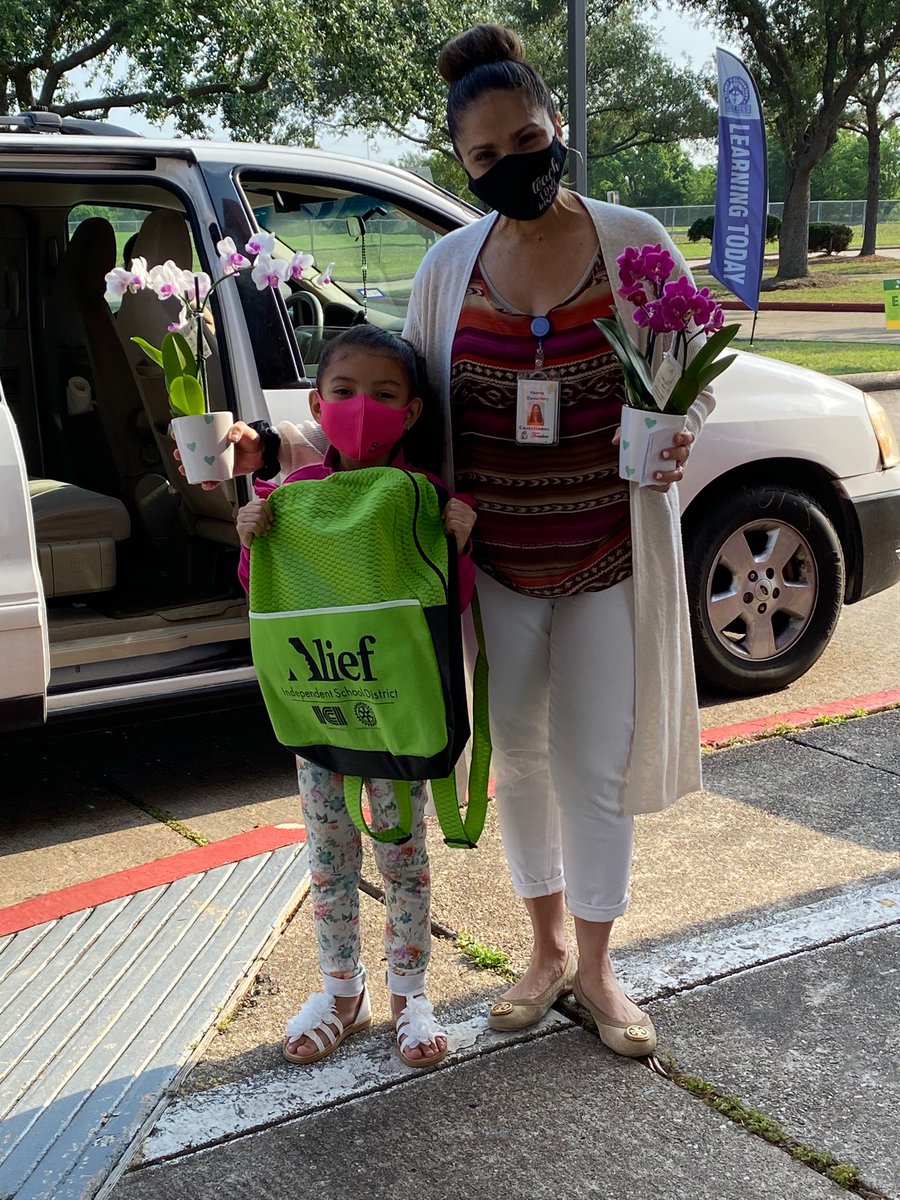 shonmbrown's tweet photo. Our Drive by Pre-K and Kinder Parade @hearnehusky was a Blast!  Some teachers met virtual students they have never met in person.  Simply priceless!❤️ https://t.co/f9JTkt8zYS
