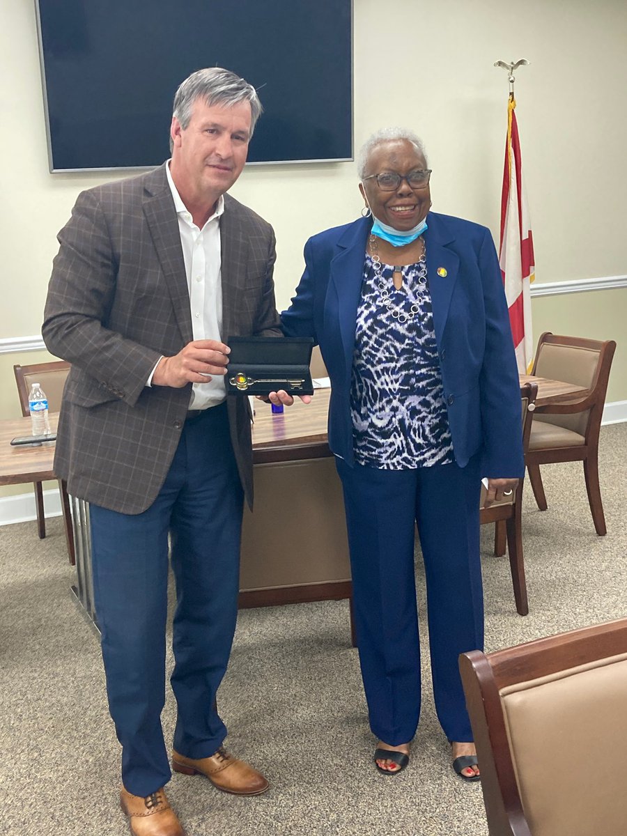 RepBarryMoore's tweet photo. Enjoyed a wonderful lunch with the outstanding city officials of Brundidge. Thank you, Mayor Boyd, for having me and for presenting me with a key to the city! https://t.co/NYboSF1u9A